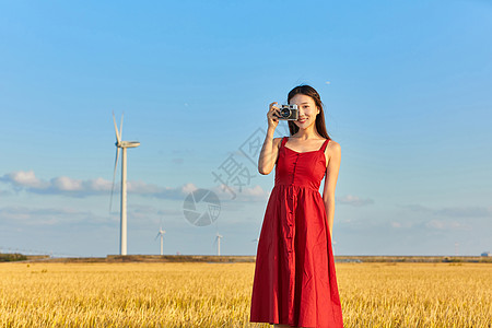 文艺美女拿相机拍照高清图片