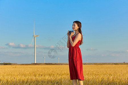 文艺美女拿相机拍照图片