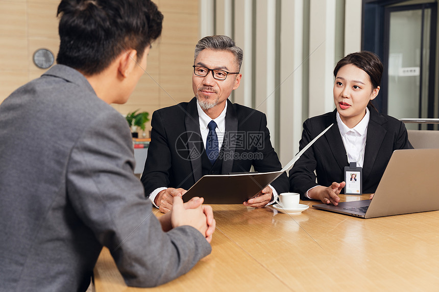 青年男性求职面试 图片