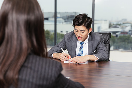 青年男性求职面试 图片