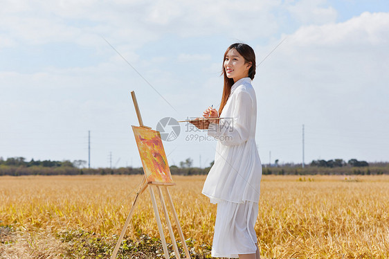 文艺清新美女户外写生图片