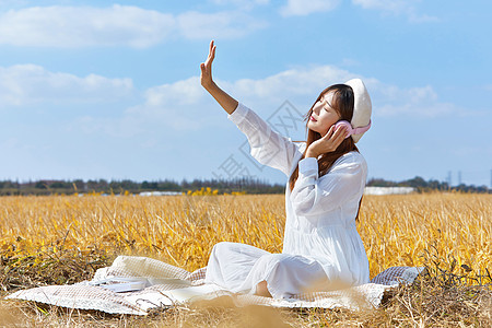 秋季风景文艺美女户外听音乐背景