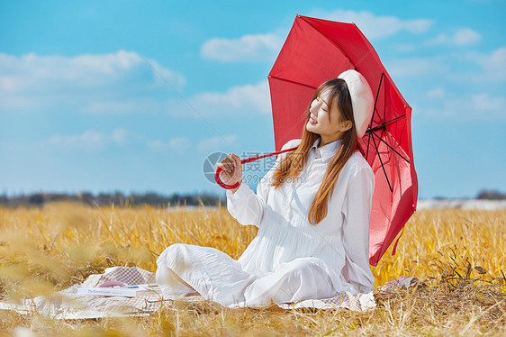 文艺美女手撑雨伞图片