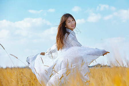 女生头像文艺美女田野里奔跑背景