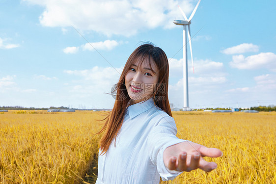 文艺美女牵手旅行图片