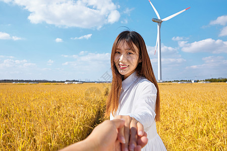 文艺美女牵手旅行高清图片