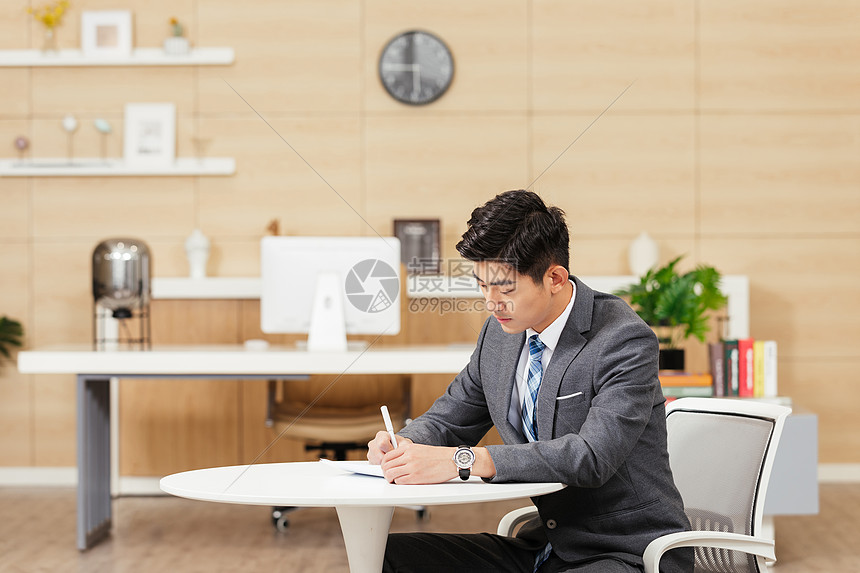 求职男性填写表格图片