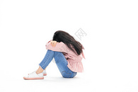 坐在地上的悲伤的小女孩图片