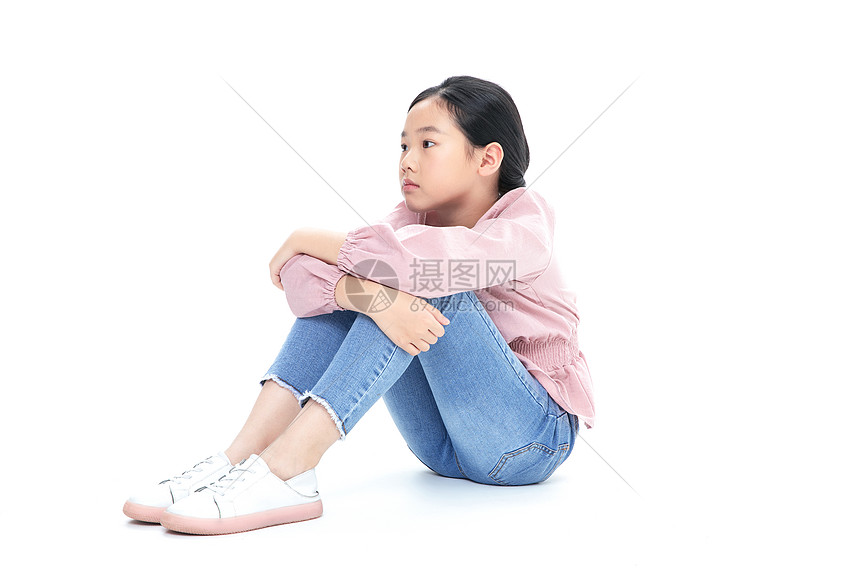 坐在地上失落的小女孩