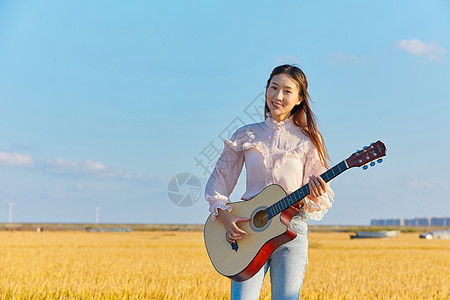 秋天女装文艺美女弹吉他背景