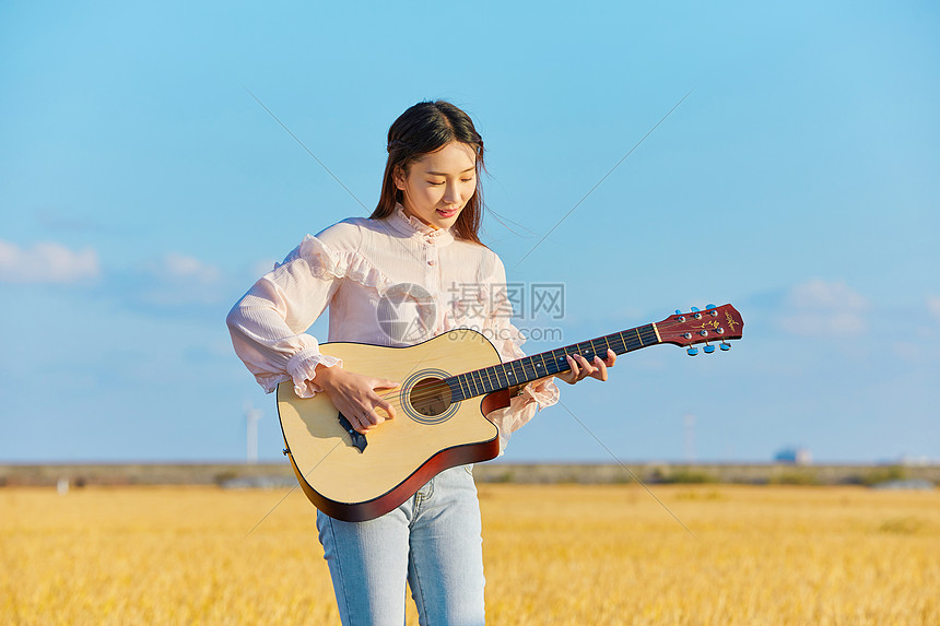 文艺美女弹吉他图片