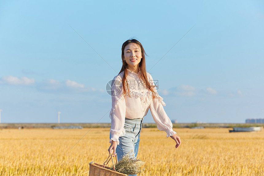 年轻美女手拿花篮图片