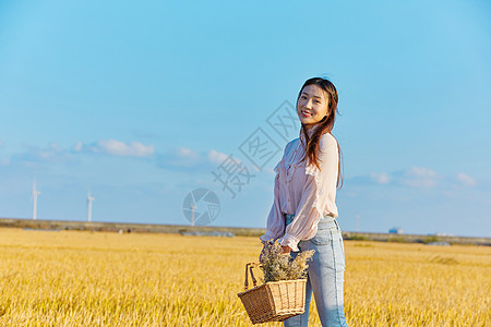 年轻美女手拿花篮图片