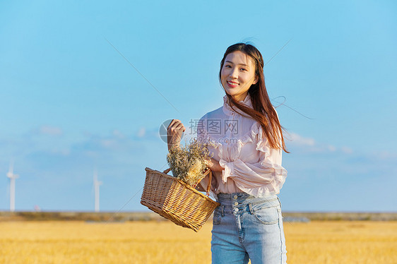 年轻美女手拿花篮图片