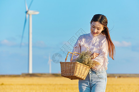 文艺青年年轻美女手拿花篮背景