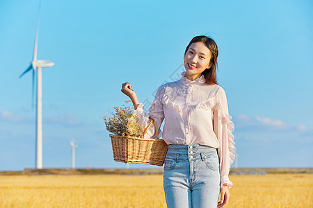 年轻美女手拿花篮图片