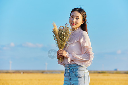 干花写真年轻美女手拿情人草背景