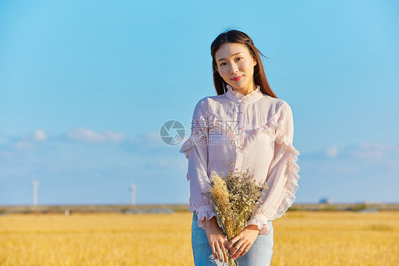 年轻美女手拿情人草图片