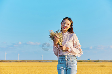 秋季女装年轻美女手拿花背景