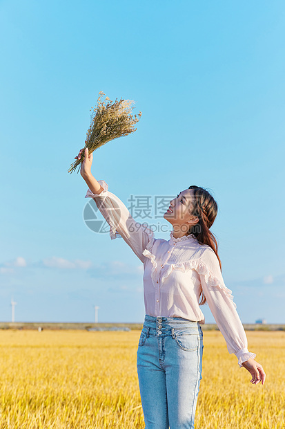 年轻美女手拿花图片