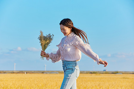 干花写真文艺美女走在田埂上背景