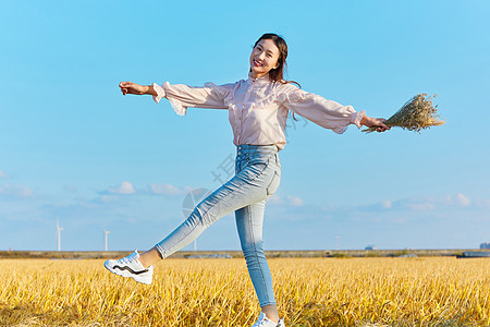 秋天女装文艺美女走在田埂上背景