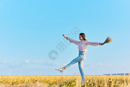 中国首都文艺美女走在田埂上背景