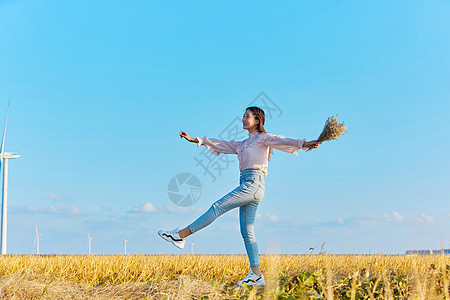 文艺美女走在田埂上图片