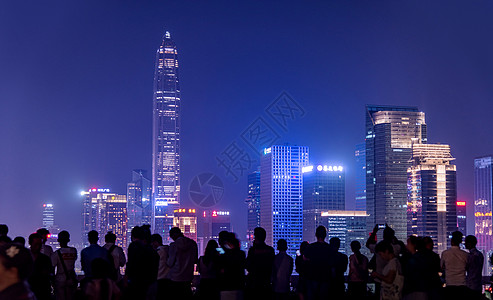 母女剪影深圳福田夜景背景