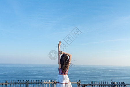 巴厘岛情人崖上的少女背影背景图片