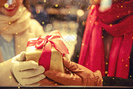 圣诞情侣情侣约会送礼物特写背景
