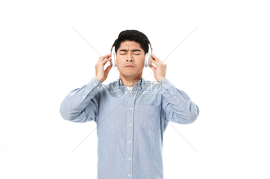 青年男性听音乐图片