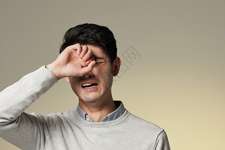 忧伤青年男性青年男性沮丧哭泣背景