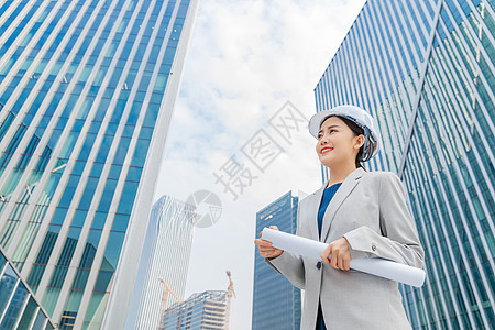 女性建筑工程师拿图纸高清图片