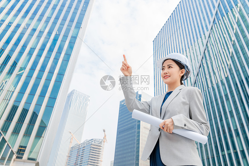 女性建筑工程师拿图纸图片