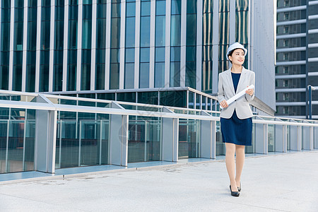 女性建筑工程师拿设计图纸高清图片