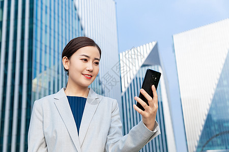 拿手机女工程师商务女性拿手机背景