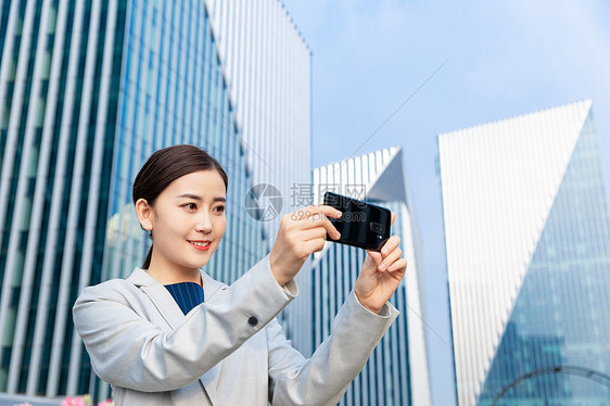 工程师商务女性拿手机拍照图片