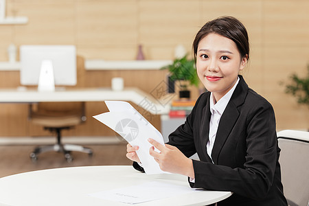 商务办公的女性求职女性填写面试表格背景