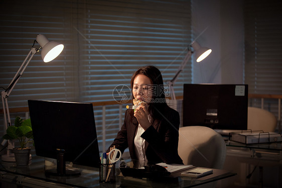 职场女性深夜加班吃三明治图片