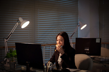 加班餐职场女性深夜加班吃三明治背景