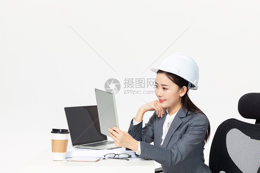 女性工程师拿平板电脑办公图片