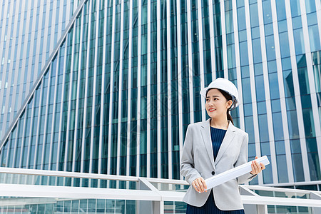 女性建筑工程师户外拿图纸图片