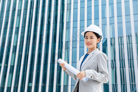 女性建筑工程师户外拿图纸图片