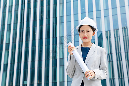 女性建筑工程师户外拿图纸高清图片