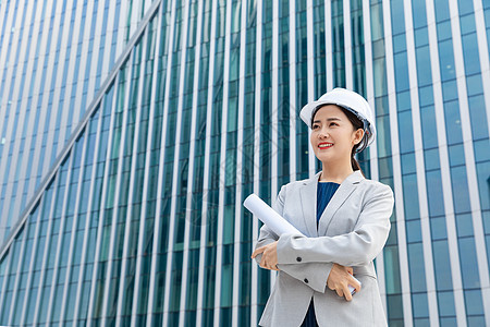 女性建筑工程师户外拿图纸图片