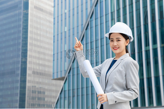 女性建筑工程师户外拿图纸图片