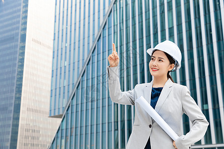 女性建筑工程师户外拿图纸高清图片