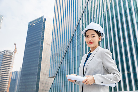 女性建筑工程师户外拿图纸图片