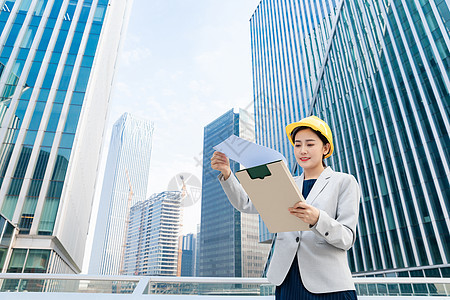 女性建筑工程师美女户外办公图片